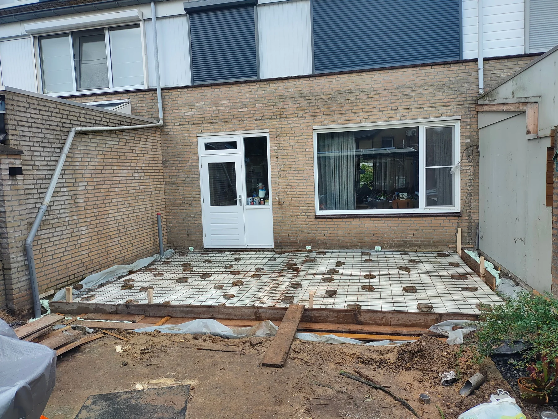 Voorbereiding van de vloer en fundering achter een woning
