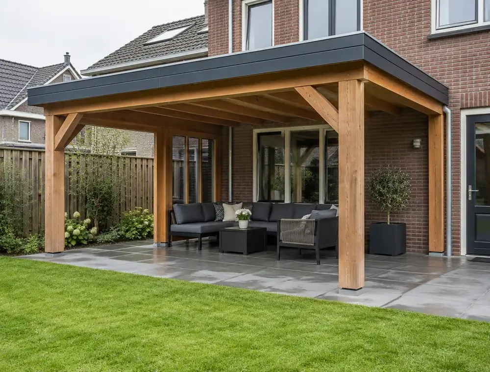 Houten overkapping aan de achterzijde van een bakstenen woning
